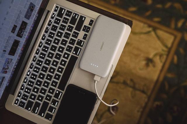 试用评测丨玩脱手感的beats36510000毫安鹅卵石充电宝